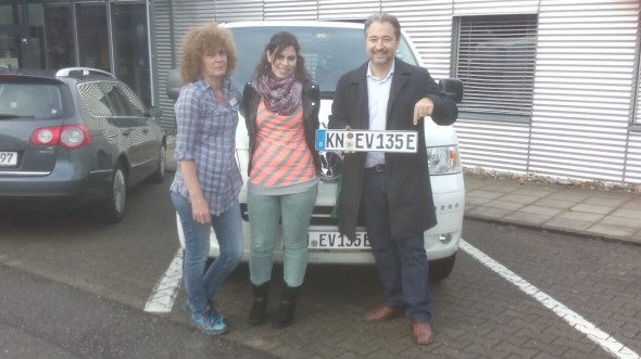 Die Damen von der Zulassungsstelle in Konstanz freuen sich mit Timo Schneeweis (rechts im Bild) über das erste ausgebene E-Kennzeichen.